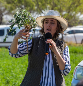 Silvia Olivo en una charla con productores.